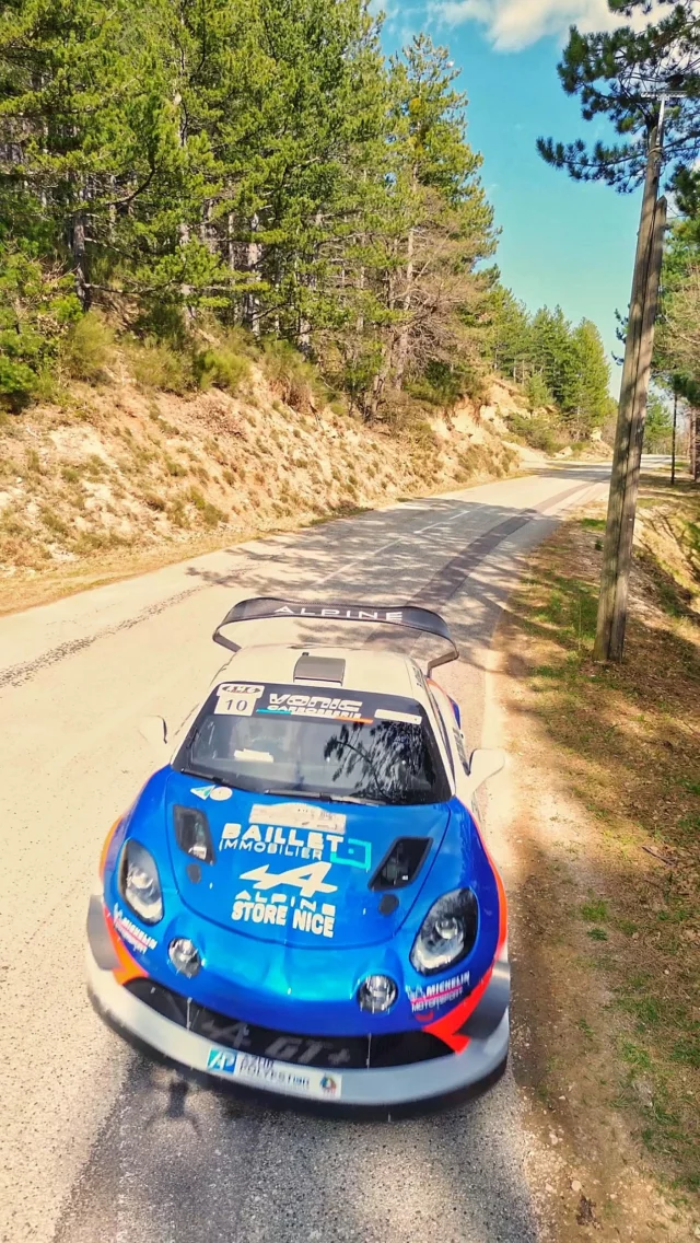 Alpine A110 aux couleurs Alpine Store Nice sur une route de l'arrière-pays