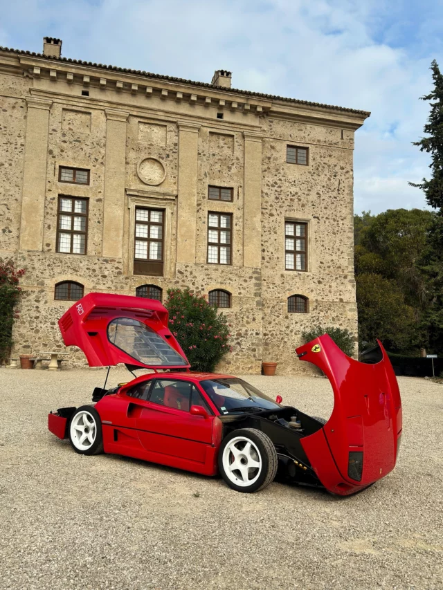 Ferrari F40 devant une bastide en pierre